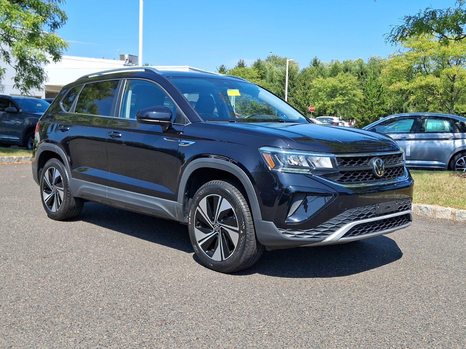 Certified 2024 Volkswagen Taos SE AWD/4WD image 1