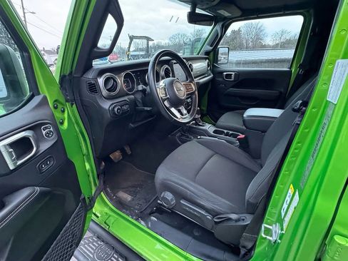 Used 2019 Jeep Wrangler Unlimited Sahara w/ Uconnect 4C Nav & Sound Group AWD/4WD image 6