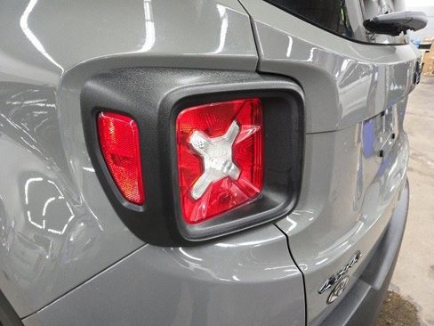 Used 2022 Jeep Renegade Altitude image 11