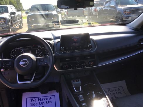 Used 2024 Nissan Rogue SV FWD image 3