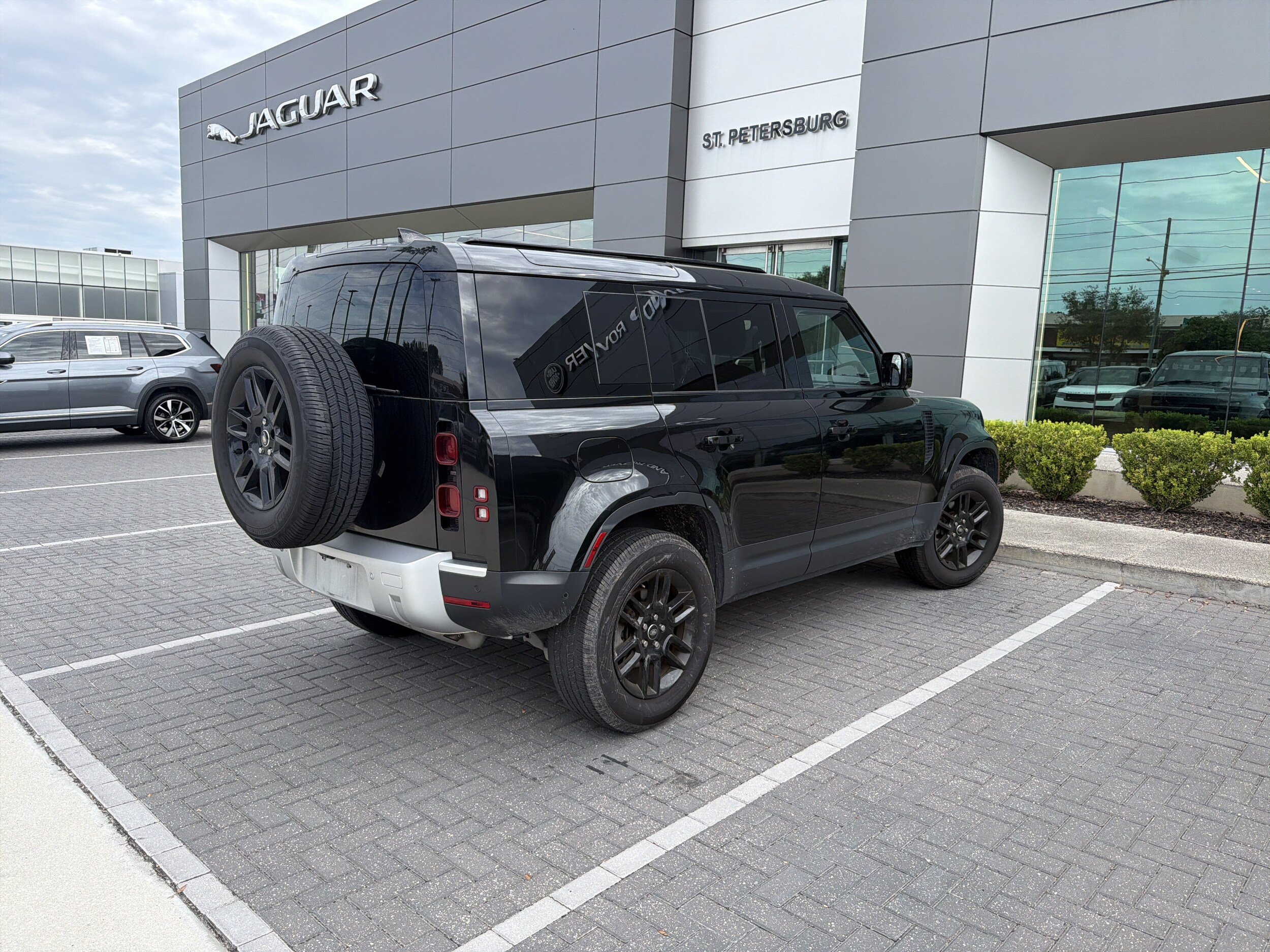 Used 2025 Land Rover Defender 110 S AWD/4WD image 3
