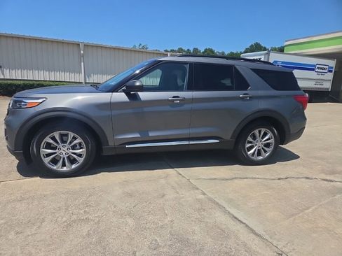Used 2023 Ford Explorer XLT w/ Equipment Group 202A RWD image 4