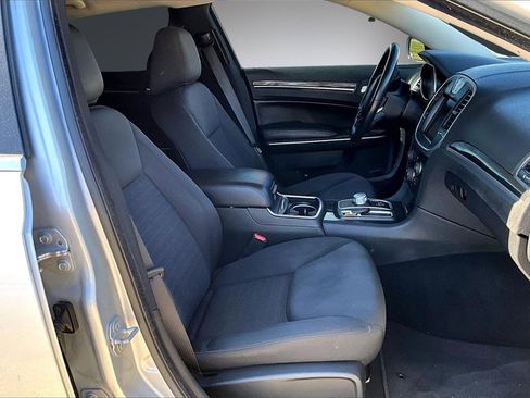 Used 2019 Chrysler 300 Touring w/ Chrome Appearance Package image 28