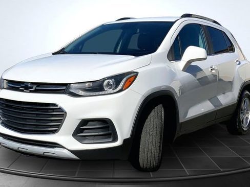 Used 2020 Chevrolet Trax LT w/ LT Convenience Package FWD image 4