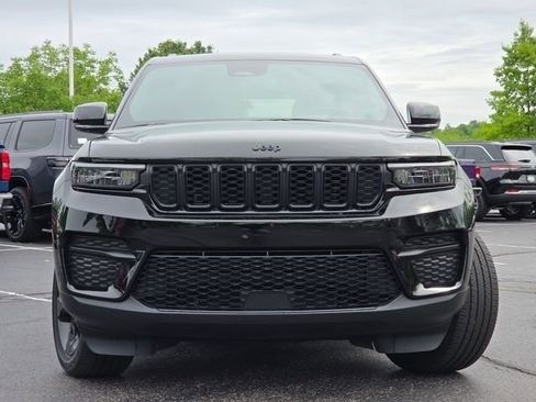 Used 2024 Jeep Grand Cherokee Altitude AWD/4WD image 3
