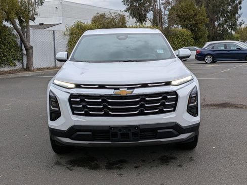 Used 2025 Chevrolet Equinox LT image 2