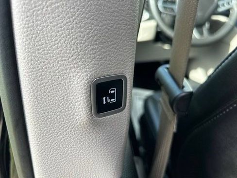 Used 2024 Chrysler Pacifica Limited FWD image 39