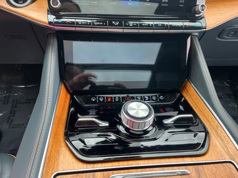 Used 2022 Jeep Grand Wagoneer Series III AWD/4WD image 35