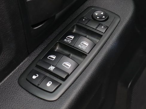 Used 2013 RAM 2500 Tradesman w/ Chrome Appearance Group image 16