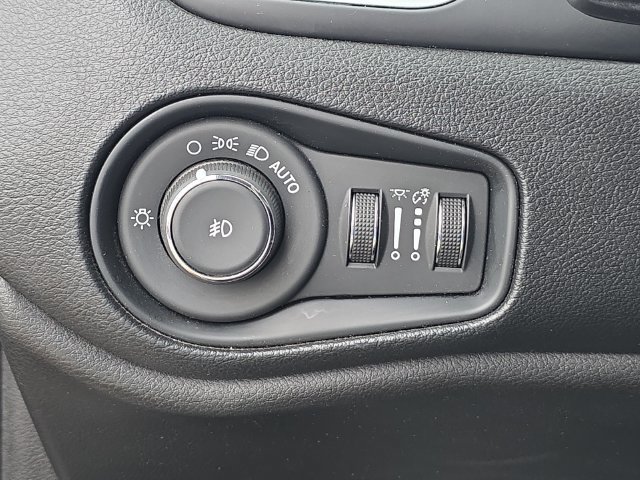 Used 2019 Jeep Renegade Latitude w/ Popular Equipment Group FWD image 18
