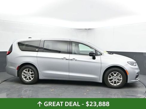 Used 2024 Chrysler Pacifica Touring-L FWD image 13