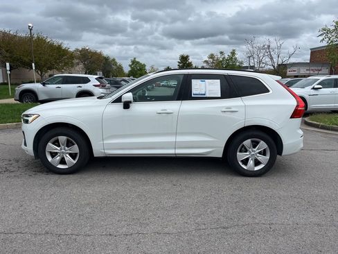 Used 2022 Volvo XC60 B5 Momentum image 3