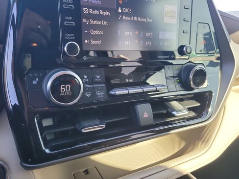 Used 2022 Toyota Highlander XLE FWD image 25