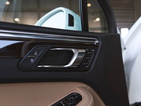 Certified 2026 Porsche Macan AWD/4WD image 30