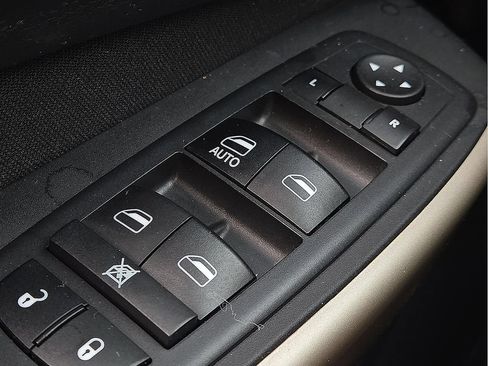 Used 2018 Jeep Cherokee Latitude w/ Altitude Package FWD image 16