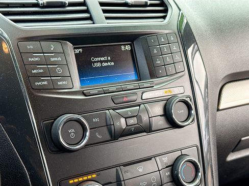 Certified 2018 Ford Explorer XLT image 9