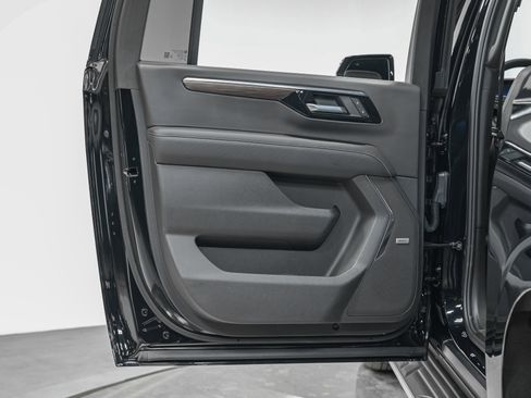 Used 2025 Chevrolet Suburban Premier image 26