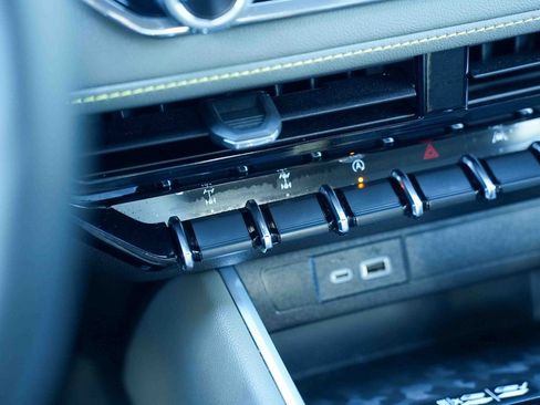 Used 2025 Chevrolet Colorado ZR2 w/ Midnight Edition image 33