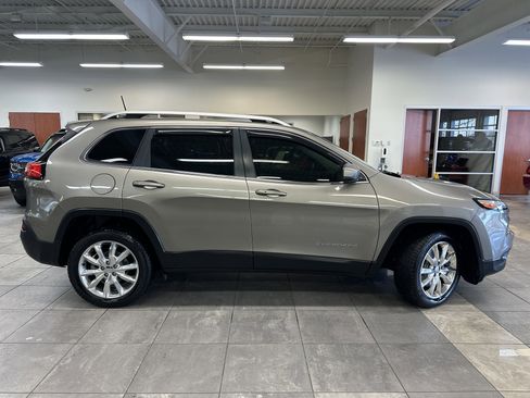 Used 2016 Jeep Cherokee Limited image 10