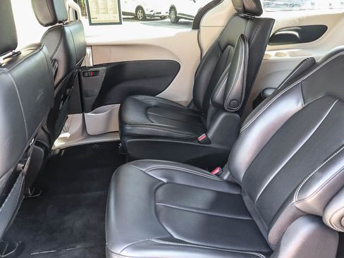 Used 2023 Chrysler Pacifica Touring-L FWD image 18