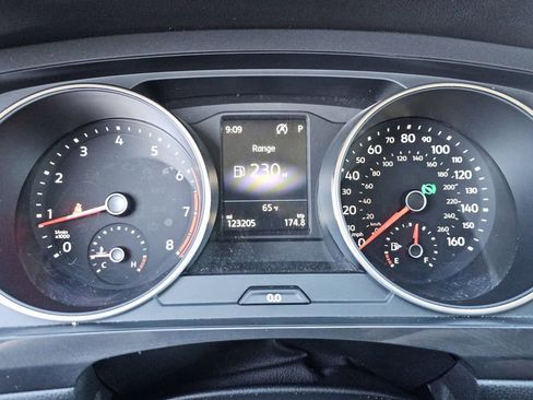 Used 2018 Volkswagen Tiguan SE image 31