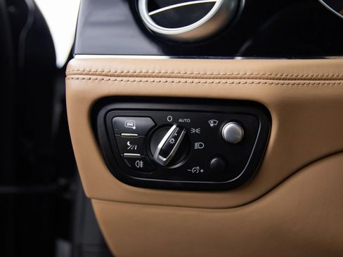 Used 2017 Bentley Bentayga AWD/4WD image 39