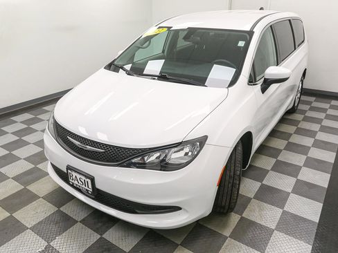 Used 2022 Chrysler Voyager LX image 6