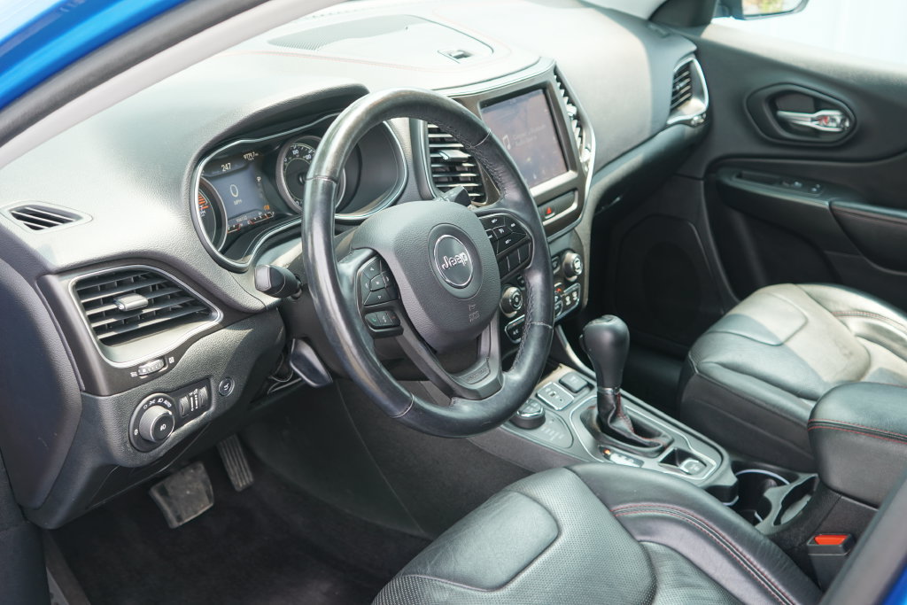 Used 2019 Jeep Cherokee Trailhawk AWD/4WD image 12