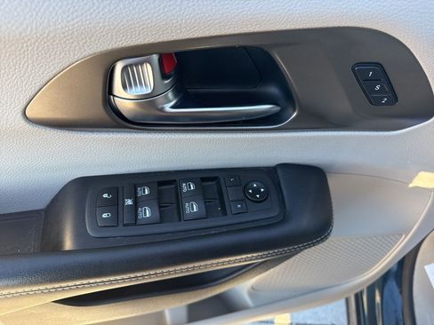 Used 2021 Chrysler Pacifica Touring-L w/ Uconnect Theater Family Group image 14