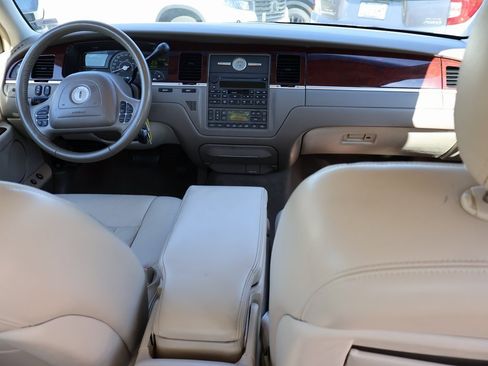 Used 2004 Lincoln Town Car Signature image 13