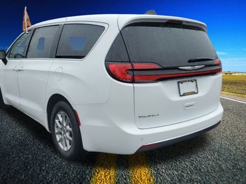 Certified 2024 Chrysler Pacifica Touring-L image 30