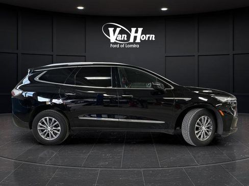 Used 2022 Buick Enclave Essence image 2