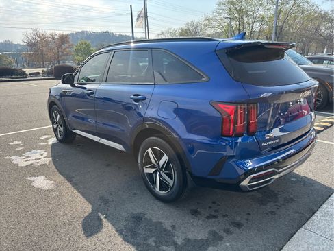 Used 2023 Kia Sorento S image 3