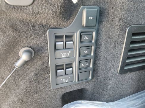 New 2026 Land Rover Discovery Limited Edition AWD/4WD image 16
