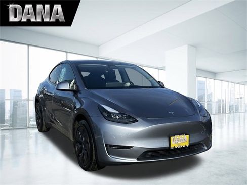 Used 2024 Tesla Model Y Long Range image 1