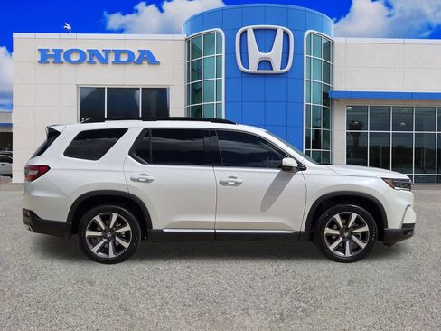 Used 2025 Honda Pilot Touring image 2