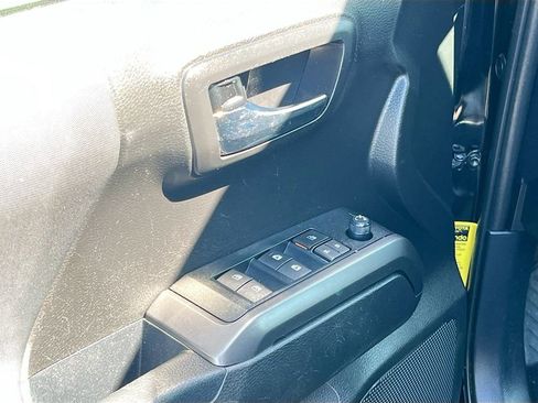 Used 2019 Toyota Tacoma TRD Sport image 18