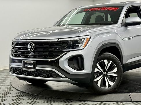 Used 2025 Volkswagen Atlas Cross Sport SE image 3