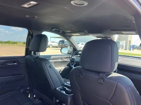 Used 2025 GMC Acadia Elevation w/ Elevation Premium Package FWD image 6