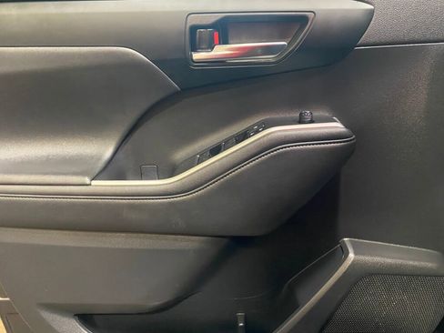 Used 2021 Toyota Highlander XLE image 6