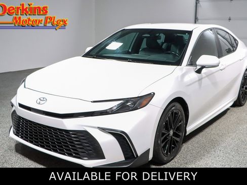 Used 2025 Toyota Camry SE FWD image 1