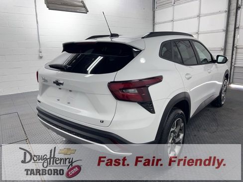 New 2025 Chevrolet Trax LT w/ Sunroof Package image 8