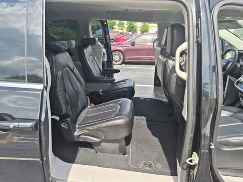 Used 2024 Chrysler Pacifica Touring-L FWD image 19
