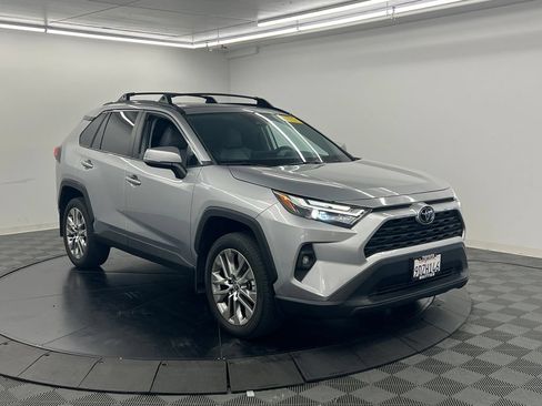 Used 2022 Toyota RAV4 XLE Premium FWD image 3