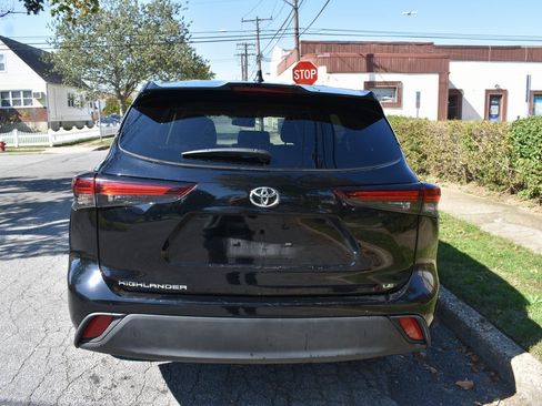 Used 2024 Toyota Highlander LE image 6