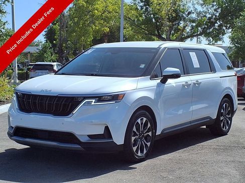 Used 2024 Kia Carnival EX FWD image 3