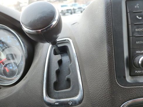 Used 2016 Chrysler Town & Country Touring image 14