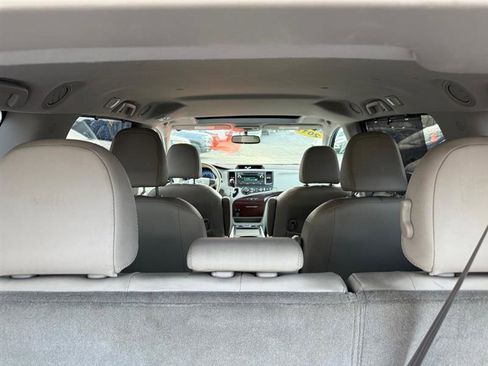 Used 2011 Toyota Sienna XLE image 37