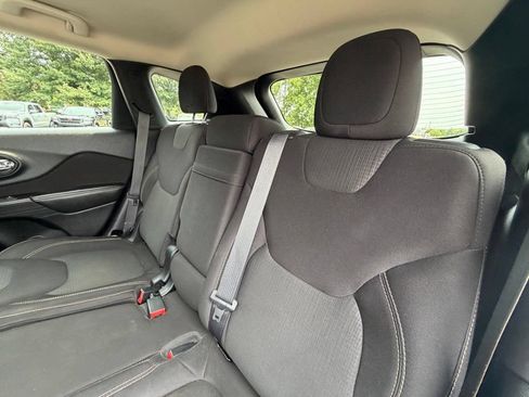 Used 2015 Jeep Cherokee Latitude w/ Cold Weather Group AWD/4WD image 8