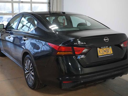 Used 2023 Nissan Altima 2.5 SV image 3